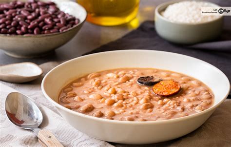 Plato de judías moradas redondas con arroz