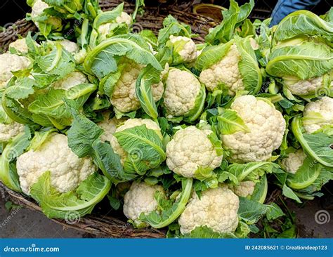 Coliflor fresca en un mercado