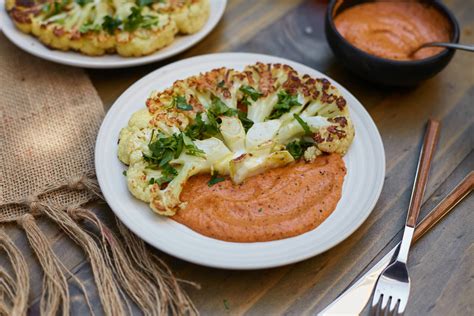 Plato de coliflor asada con salsa
