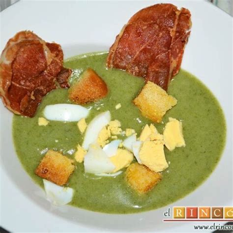 Crema de brócoli con jamón crujiente y huevo