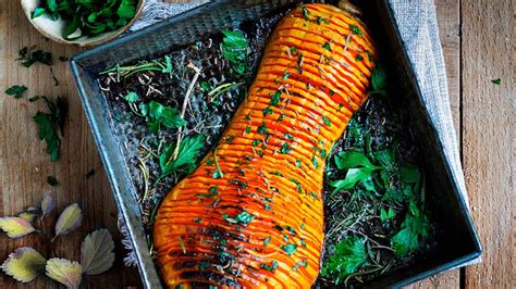 Calabaza hasselback con hierbas y especias