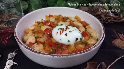 Plato de alubias blancas especiadas con huevo a baja temperatura