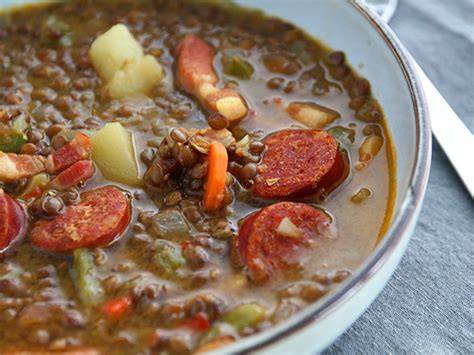 Plato de lentejas con chorizo caseras