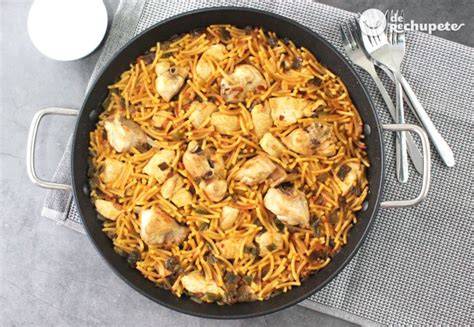 Ingredientes principales para una fideuá de conejo, pollo y alcachofas