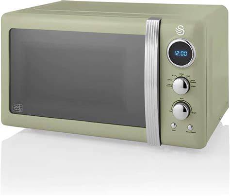 Microondas verde de estilo retro en una cocina moderna