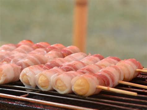 Brochetas de Frankfurt, beicon y cebolla