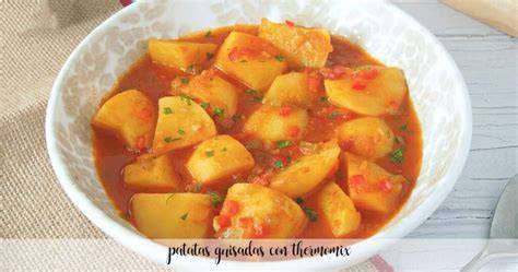 Patatas guisadas recién hechas en un caldero de barro