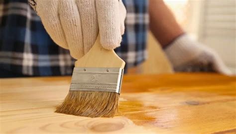 Pincel de cocina aplicando barniz brillante sobre masa de hojaldre cruda