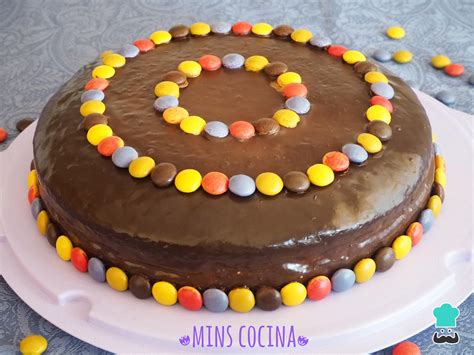 Tarta de chocolate decorada con lacasitos y una figura infantil