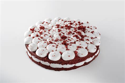 Tarta Red Velvet decorada con migas de bizcocho