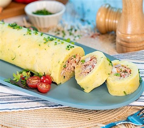 Enrollado de atún decorado con rodajas de palta y cebollino