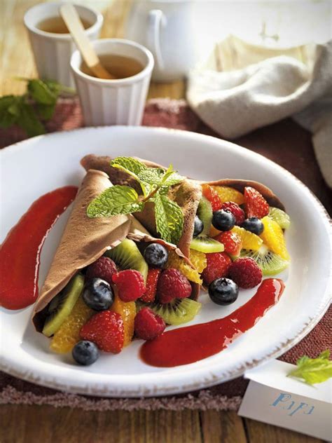 Plato con crepes de chocolate decorados con frutas