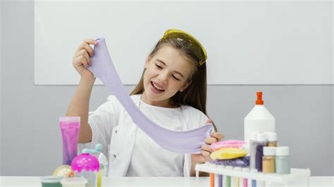 Niños preparando Slime con supervisión adulta