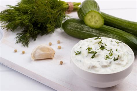 Tzatziki en recipiente hermético en la nevera