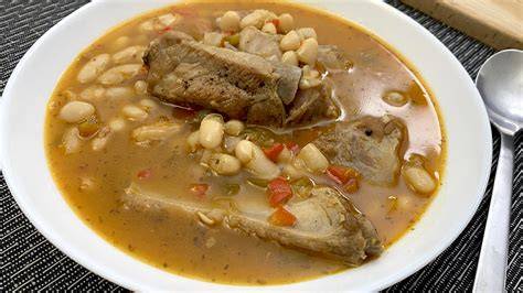 Plato de alubias con costilla humeante