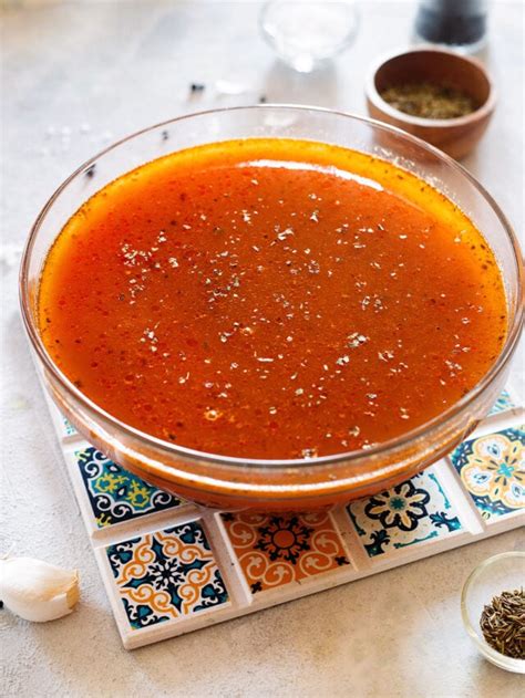 Ingredientes frescos y técnica de filtrado para consomé de tomate