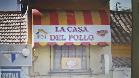 Interior de La Casa Del Pollo Asado con clientes disfrutando del ambiente