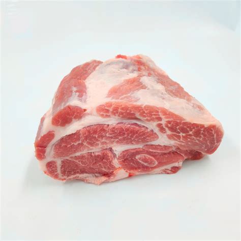 Corte de carne de aguja de cerdo ibérico preparada para cocinar