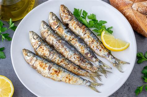Sardinas frescas en un plato