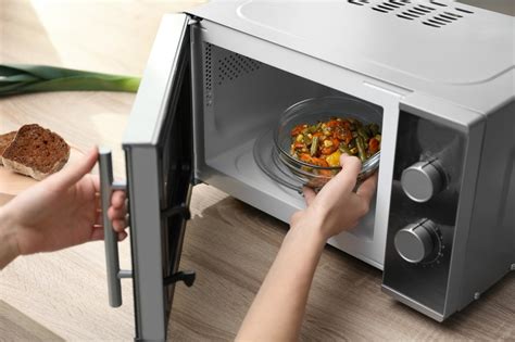 Microondas cocinando sardinas
