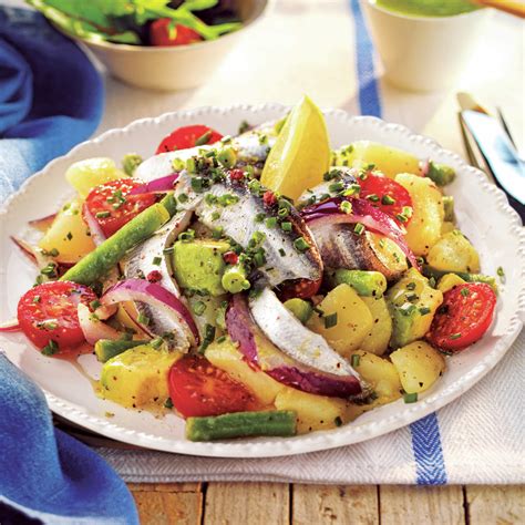 Sardinas cocinadas con ensalada