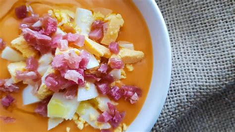 Salmorejo con pan integral y toppings