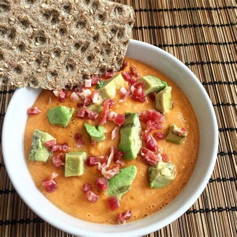 Salmorejo paleo con aguacate y zanahoria