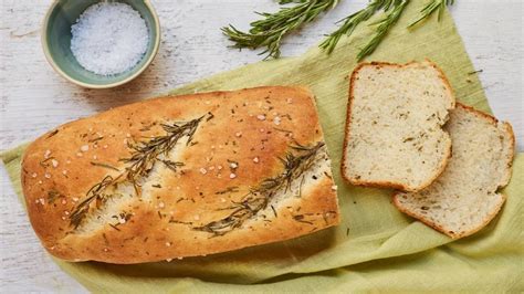 Ingredientes frescos para una receta de pan italiano con hierbas