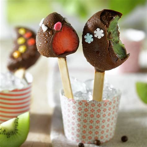 Fondue inversa de chocolate caliente con frutas heladas