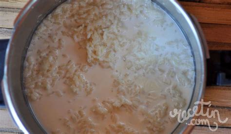 Leche cuajándose en una olla con jugo de limón