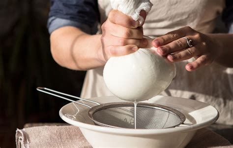 Cuajo de queso escurriéndose en una tela de gasa