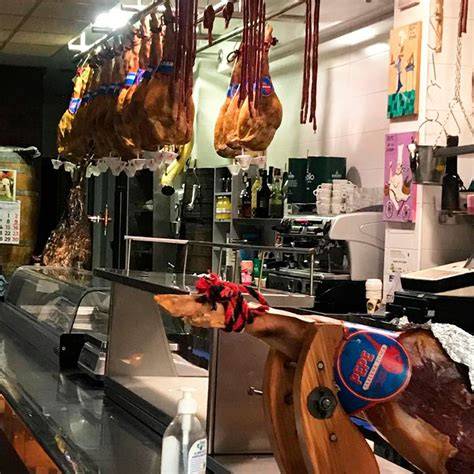 Interior de Pepe de los Jamones con jamones colgados