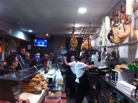 Clientes compartiendo en la barra de Pepe de los Jamones