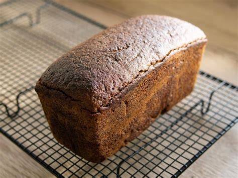 Pan de molde recién horneado en una rejilla