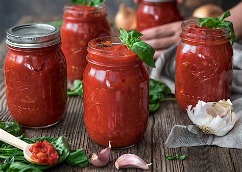 Tarros de salsa de tomate casera