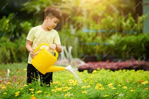 niño regando plantas en un huerto casero