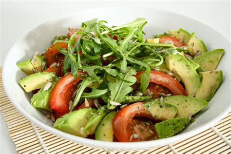 Ensalada fresca de aguacate y tomate