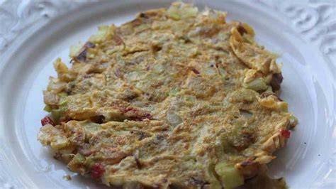 Primer plano de una rodaja de tortilla de puerros