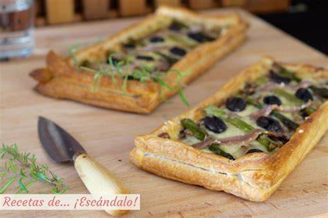 Tarta de hojaldre salada con espárragos y anchoas