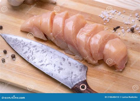 Pechuga de pollo cortada en trozos para usar como cebo