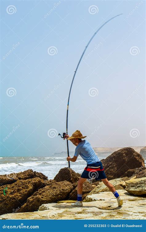 Pescador preparando el anzuelo con un trozo de pechuga de pollo