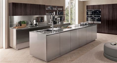 Cocina moderna con microondas de acero inoxidable sobre la encimera