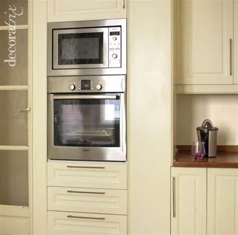 Mueble columna de cocina con microondas y horno empotrados a media altura