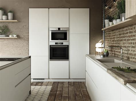 Cocina con electrodomésticos integrados en un mueble columna