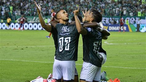 Jugadores del Deportivo Cali celebrando un gol