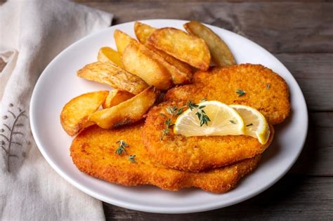 Escalope de pollo con patatas fritas y ensalada