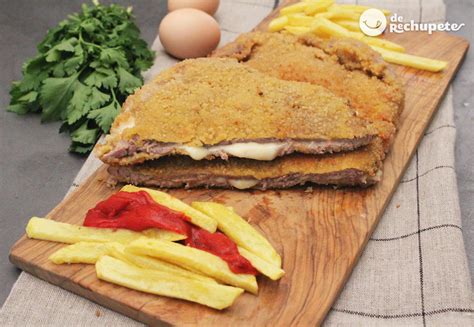 Fotografía de un cachopo de En las Nubes con sus guarniciones