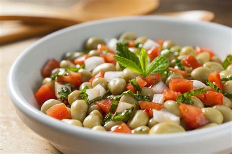 Ensalada fresca con habas