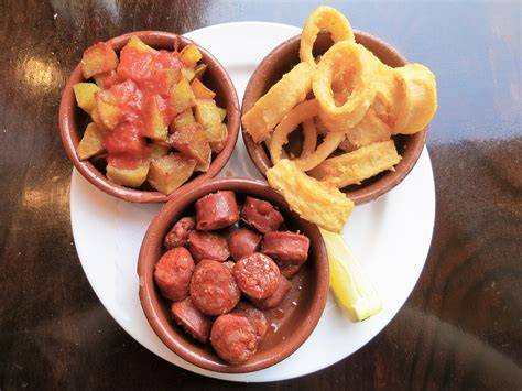 Imagen de un plato de tapas variadas