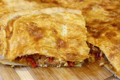 Empanada de hojaldre con palitos de cangrejo recién horneada